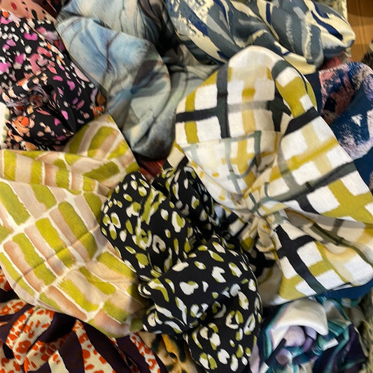 IZZI IZZI Silk scrunchie