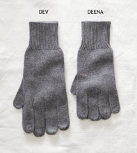 Load image into Gallery viewer, Aura Que Dev Gloves
