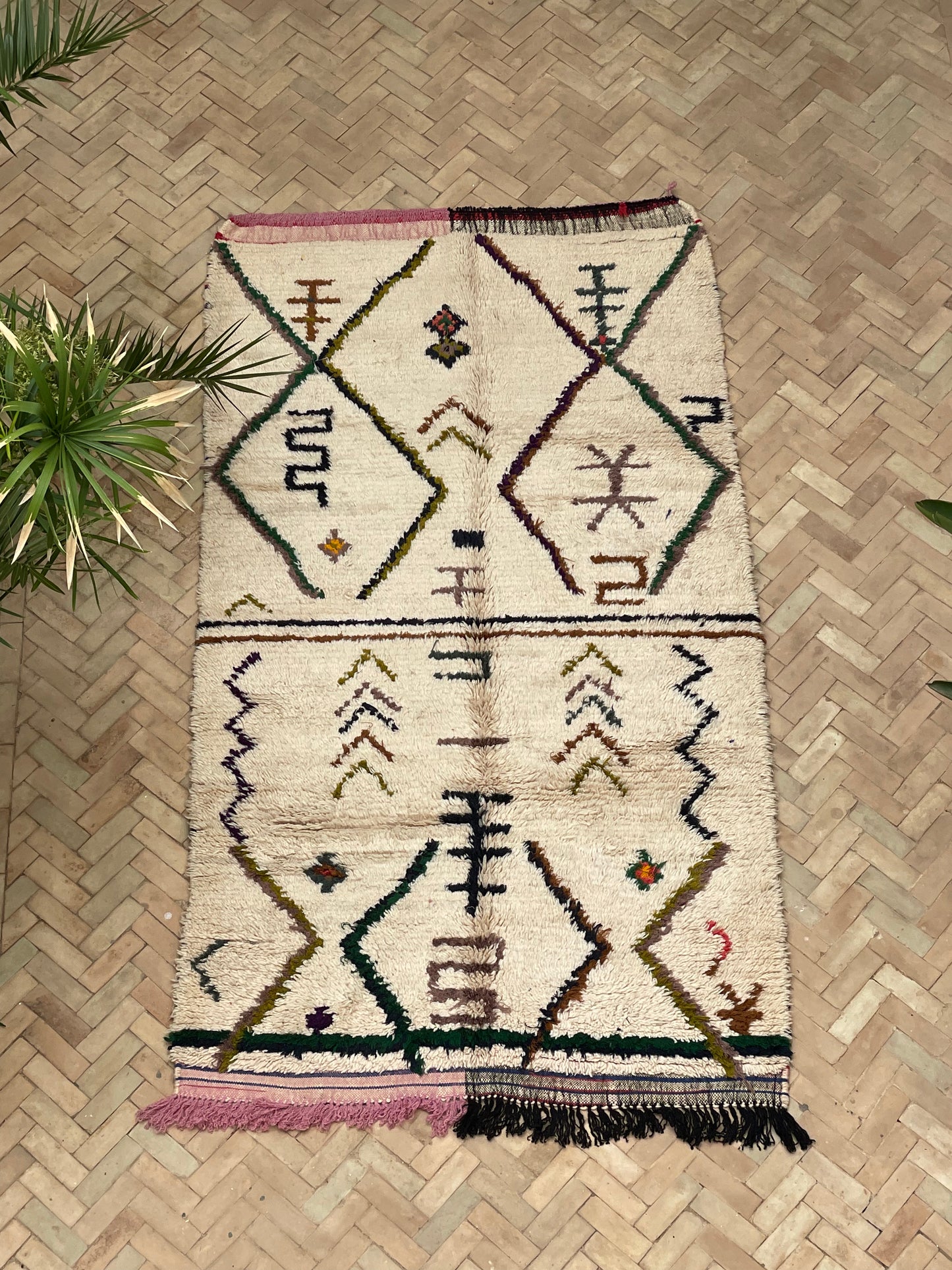 MAROC Vintage Rug Cream Azilal with coloured Motifs AZSTUD0624B